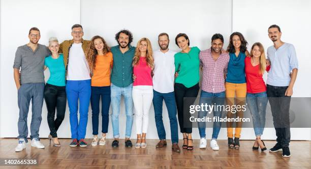 retrato da equipe de negócios moderna - organized group photo - fotografias e filmes do acervo