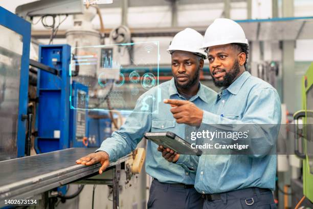 senior production engineers are designed to provide products with productivity, safety support, and advice to his cooperative teamwork with digital display to show up the productivity and implement the system in the production line. - results show stockfoto's en -beelden