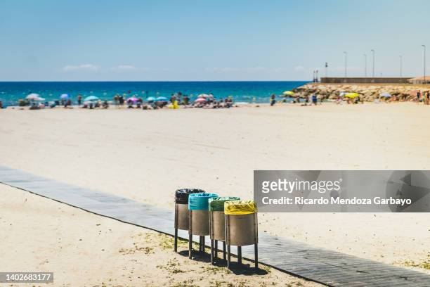 trash cans on the beachfront - lata de lixo imagens e fotografias de stock