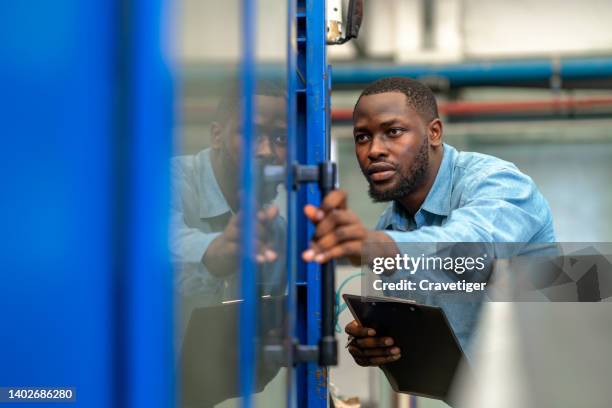 maintenance engineer using a tablet for maintaining and efficiency of machinery assets to check the lifetime of plastic mold tooling, reduce downtime, and improve quality and efficiency. inspection to increase efficiency in manufacturing industry. - conveyor belt stock pictures, royalty-free photos & images