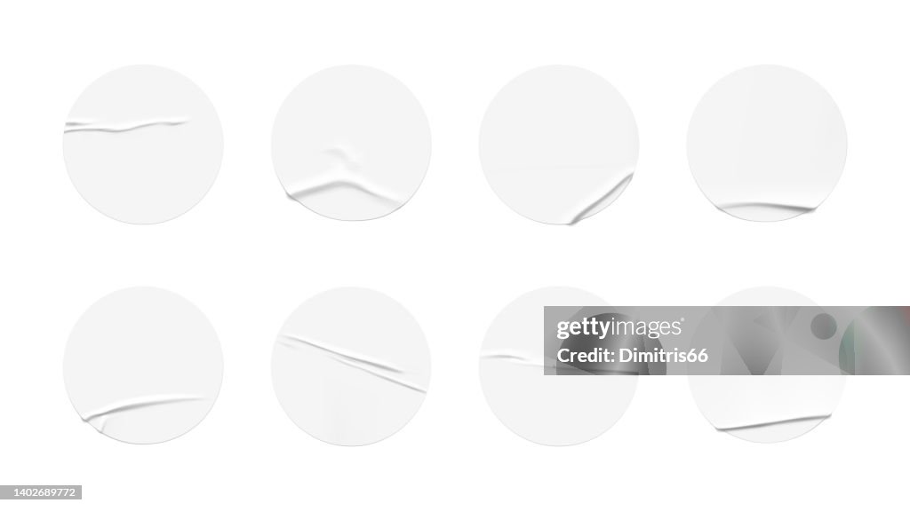 Ensemble réaliste d’autocollants en papier blanc avec plis.