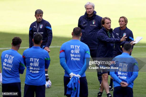 Head coach of Italy Roberto Mancini speaks to his team during a training session at Borussia Park Stadium on June 13, 2022 in Moenchengladbach,...