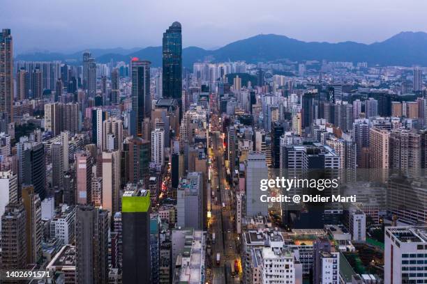 mong kok, hong kong: aerial view at dusk - mong kok imagens e fotografias de stock