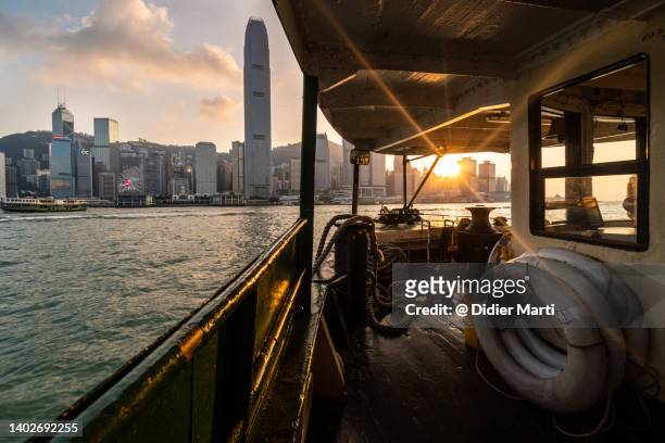 hong kong: ferry crossing the victoria harbor - porto di victoria hong kong foto e immagini stock