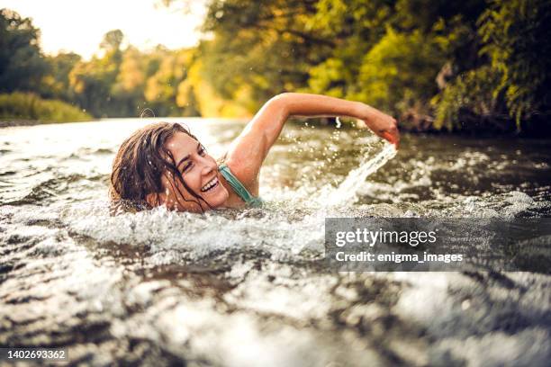fun on a sunny day - een bad nemen stockfoto's en -beelden