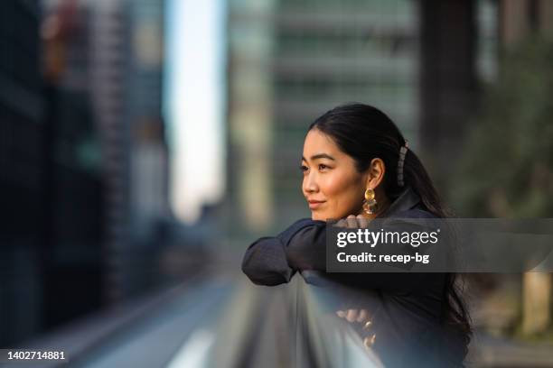 portrait of beautiful businesswoman in city - objetivo imagens e fotografias de stock