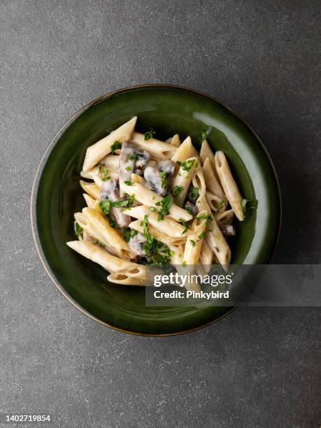 cremige pasta mit champignons, penne pasta mit champignons - bechamelsoße stock-fotos und bilder