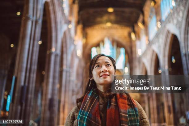 young female traveller visiting church - iglesia fotografías e imágenes de stock