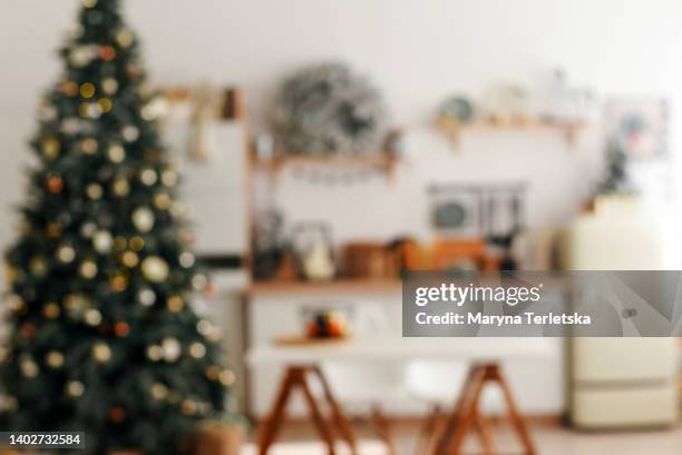 blurred defocus christmas background. blurred christmas background. christmas kitchen decor. cooking festive food in the kitchen. new year. christmas. christmas decor. christmas tree. christmas background. christmas home interior decor. holiday. - ambiance bureau stockfoto's en -beelden