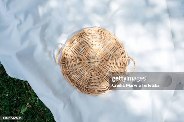 wicker tray. food mockup. picnic. background for picnic, food, text and any inscription. straw lining. boho style. ecological crockery and decorative elements. - manta de picnic fotografías e imágenes de stock