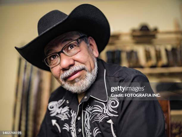portrait of mature latin man dressed as mexican cowboy - western shirt stockfoto's en -beelden