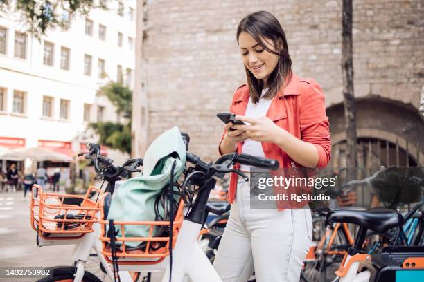 joven turista alquilando una bicicleta eléctrica para explorar barcelona - calle barcelona fotografías e imágenes de stock