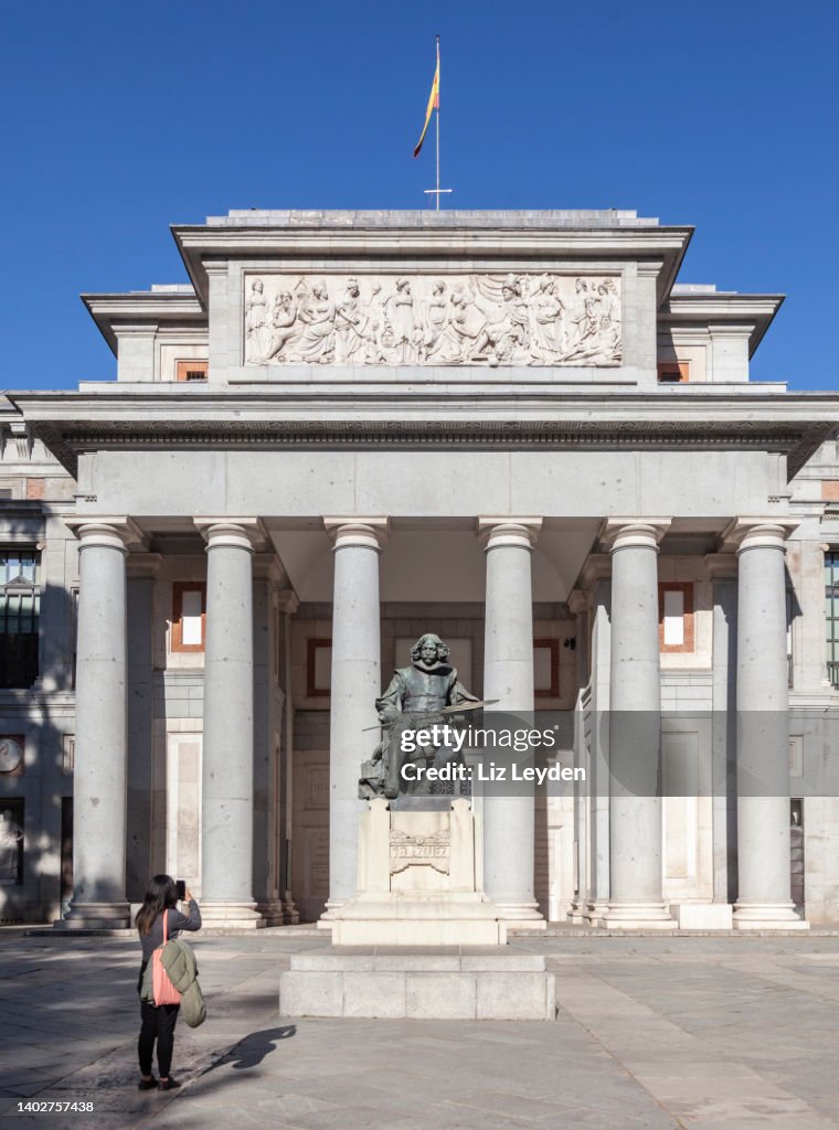 Mulher fotografando a escultura de Velázquez; Paseo del Prado, Madrid, Espanha