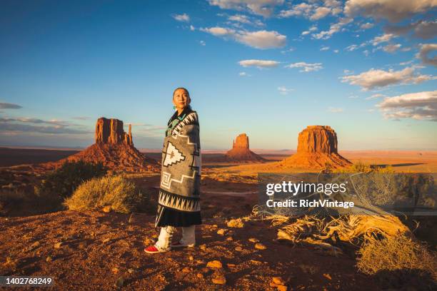 retrato de mulher nativa americana - reserva navajo - fotografias e filmes do acervo