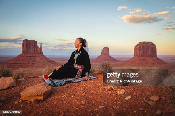 ritratto di donna nativa americana - indians foto e immagini stock