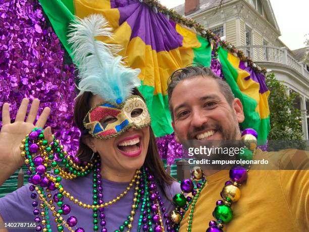 happy latin tourists friends / heterosexual couple celebrating mardi gras in new orleans dressing necklace and masks - mardi gras fun in new orleans bildbanksfoton och bilder