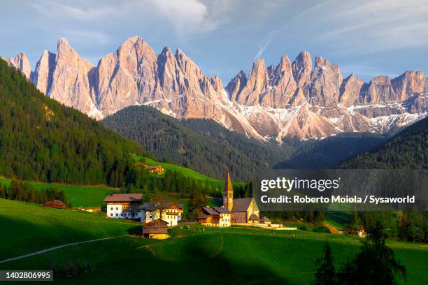 alpine village of santa magdalena and odle at sunset, south tyrol - parco naturale puez odle foto e immagini stock