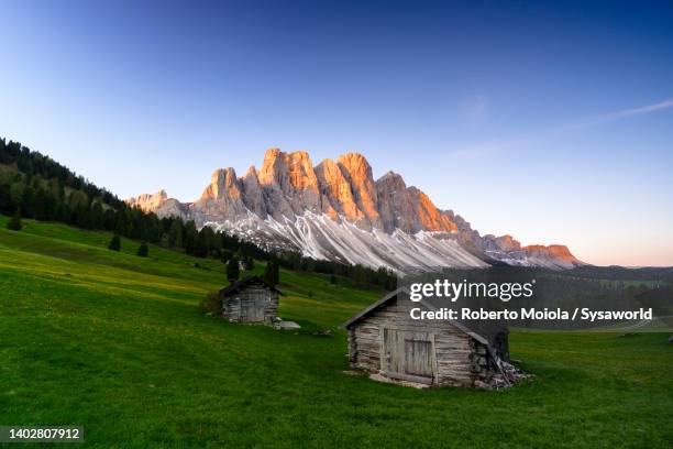 wood chalet with odle peaks on background, dolomites - alpenglow stock pictures, royalty-free photos & images