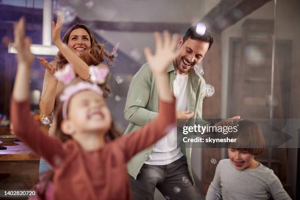 unbeschwerte familie, die zu hause auf einer party tanzt. - father daughter dance stock-fotos und bilder