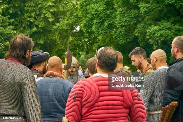 nis, serbia; june 12, 2022. medieval knights fighting with armor, swords and shields on festival. - honra stock-fotos und bilder