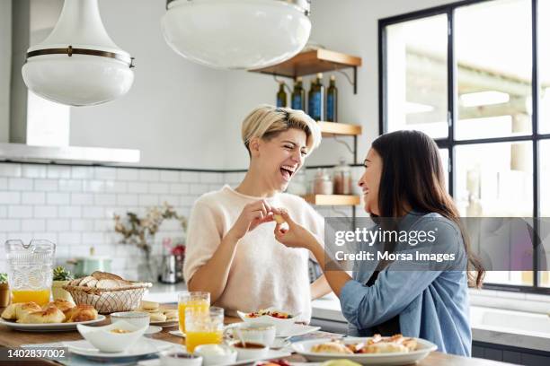 happy young couple having breakfast at home - girlfriend imagens e fotografias de stock