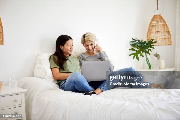 couple using technologies on bed - talk phone flat imagens e fotografias de stock