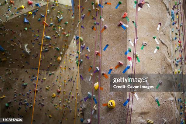 climbing wall - climbing wall stock pictures, royalty-free photos & images