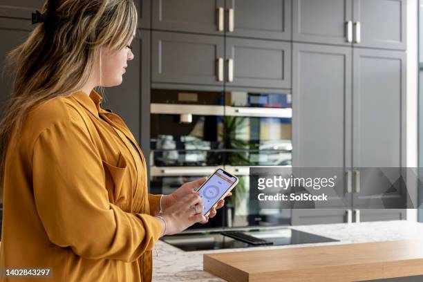 control de mi hogar inteligente - smart kitchen fotografías e imágenes de stock