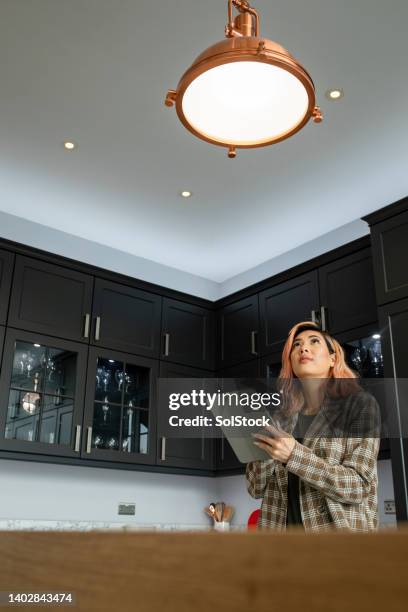 comparing virtual reality on tablet - fitting stockfoto's en -beelden