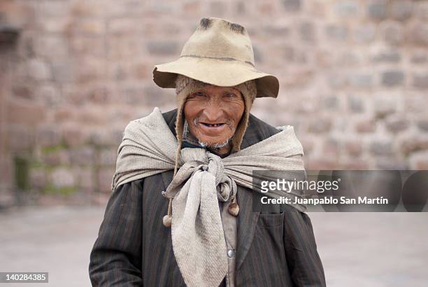 portrait of old man - peruvian culture fotografías e imágenes de stock