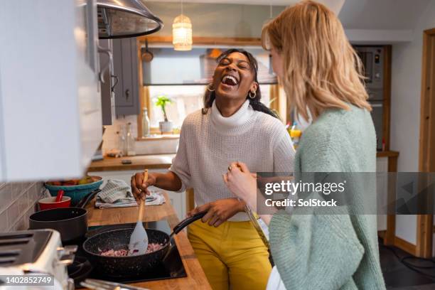 cozinhar é sempre divertido com você! - só mulheres jovens - fotografias e filmes do acervo