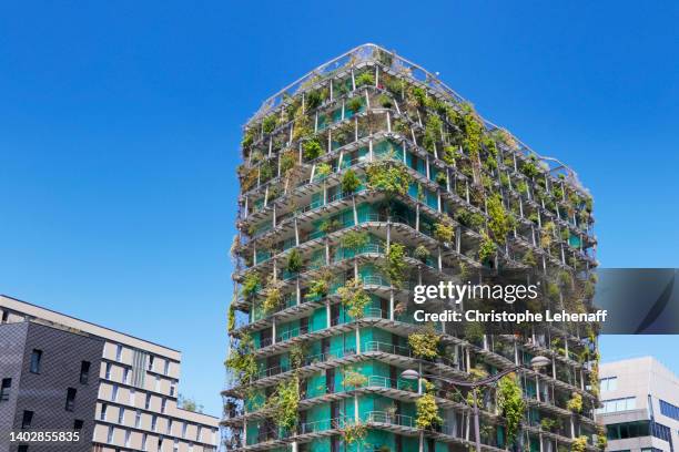 vegetated skyscraper in paris, france - european outdoor urban walls stockfoto's en -beelden