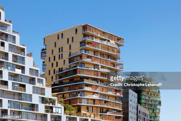 new office and residential area in paris, france - residential building photos et images de collection