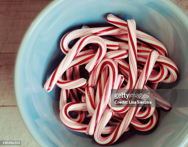 candy canes in blue bowl - candy cane 個照片及圖片檔