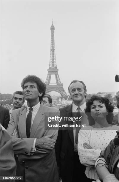 Le ministre de la Culture Jack Lang accompagnée de Jack Ralite à la fête de la musique le 21 juin 1984 à Paris.