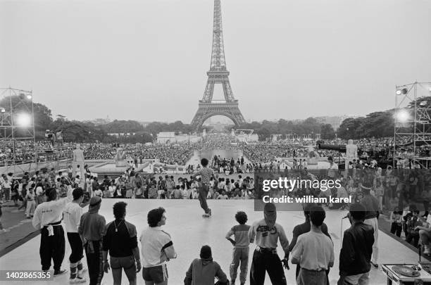 Les Français célèbrent la fête de la musique sur la place du Trocadéro, Paris, 21 juin 1984.