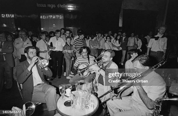 Les Français célèbrent la fête de la musique dans les rues, sur les places et dans les squares de Paris le 21 juin 1984.