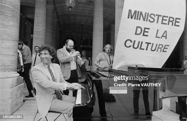 Le ministre de la culture Jack Lang s'est assis au piano pour annoncer le plus grand concert du monde : la fête de la musique au Ministère de la...