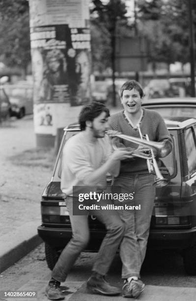 Les Français célèbrent la fête de la musique dans les rues, sur les places et dans les squares de Paris le 21 juin 1982.