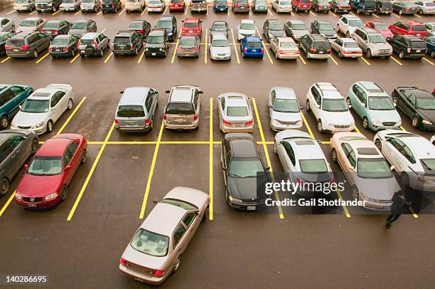 parking lot full with cars - cars in parking lot stockfoto's en -beelden
