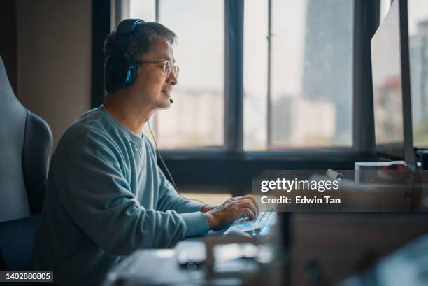 asiatischer chinesischer reifer mann, der mit seinen freunden und geschäftspartnern spricht und kommuniziert, online-chat-diskussion vor dem computermonitorbildschirm im home office - mann vor pc stock-fotos und bilder