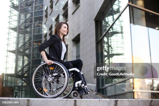 businesswoman in a wheelchair - paraplegic woman 個照片及圖片檔