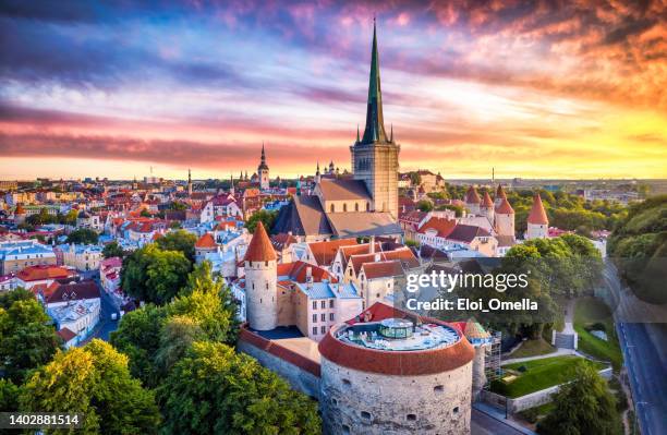 torre margaret gorda del casco antiguo de tallin al atardecer. estonia - estonia fotografías e imágenes de stock