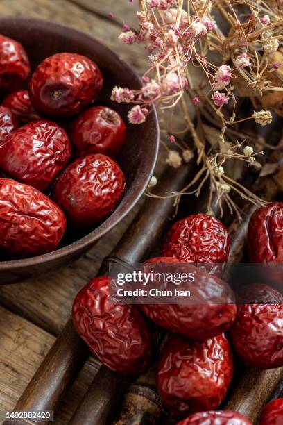 jujube rouge séché sur la table en bambou - date fruit photos et images de collection