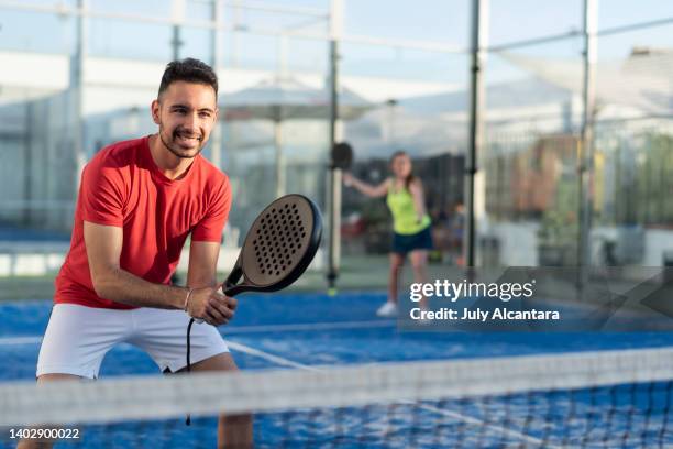 paar, paddle-tennis court spielen - paddle tennis stock-fotos und bilder