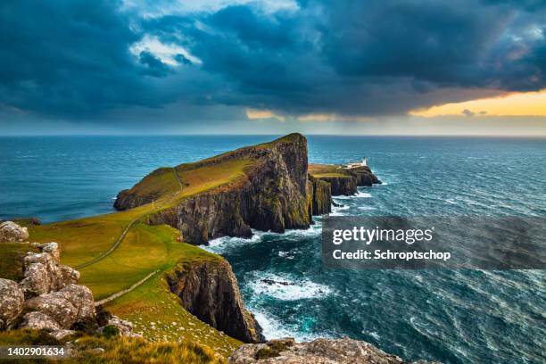 neist point lighthouse in scotland, uk - skye stockfoto's en -beelden