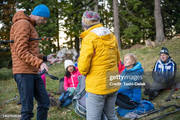 reifer mann, der wanderer unterrichtet - wilderness guide stock-fotos und bilder