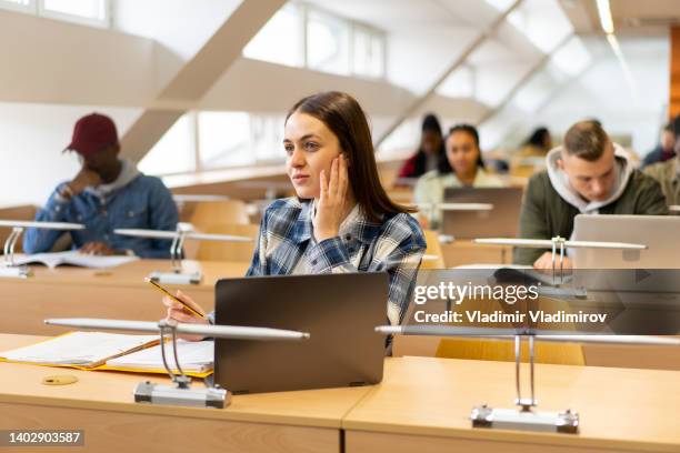 students sitting in a lecture hall - exam hall stockfoto's en -beelden