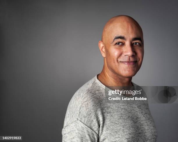 studio portrait of middle aged hispanic male - balding photos et images de collection