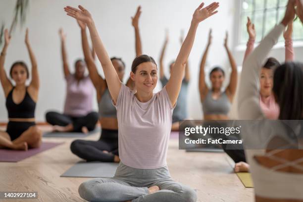 gruppe yoga klasse für erwachsene - aerobic stock-fotos und bilder